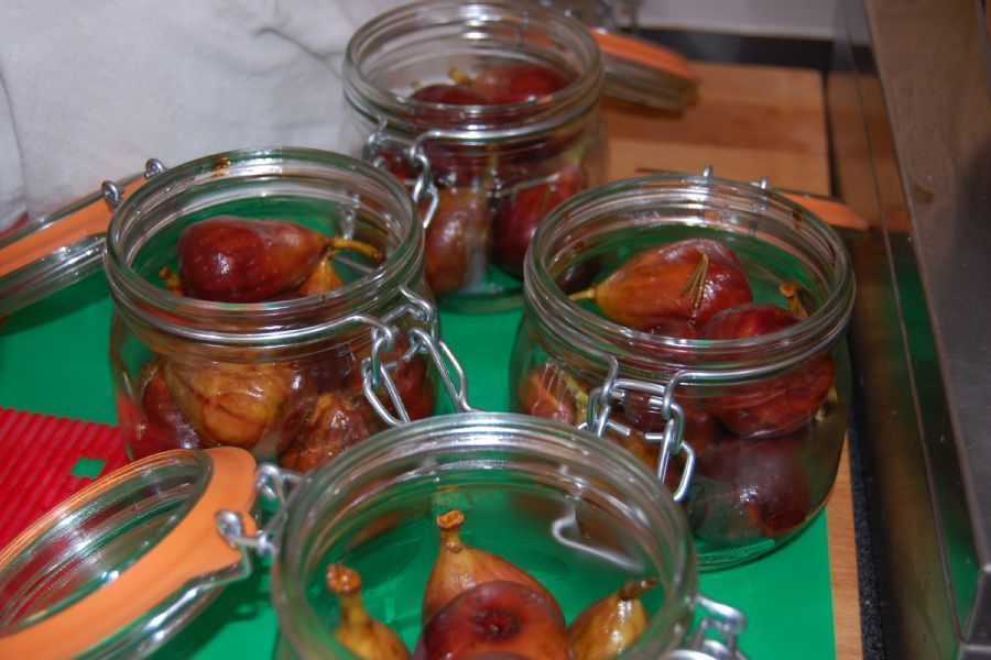 How to make Figs in Balsamic Vinegar - recipe method